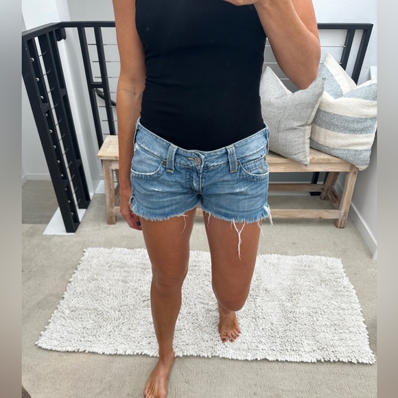 True Religion Bobby Cutoff Distressed Denim low rise Shorts Light Wash Frayed 30 - Picture 3 of 12